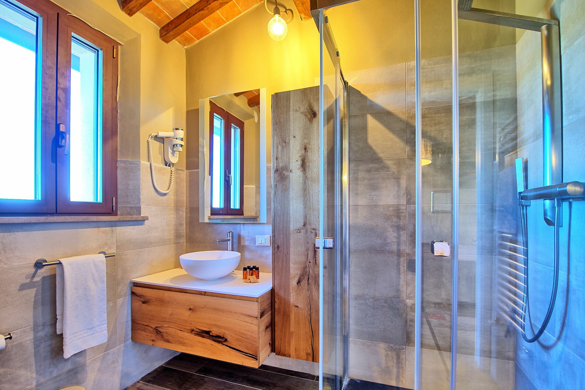 Villa Massimiliano badkamer in Lajatico