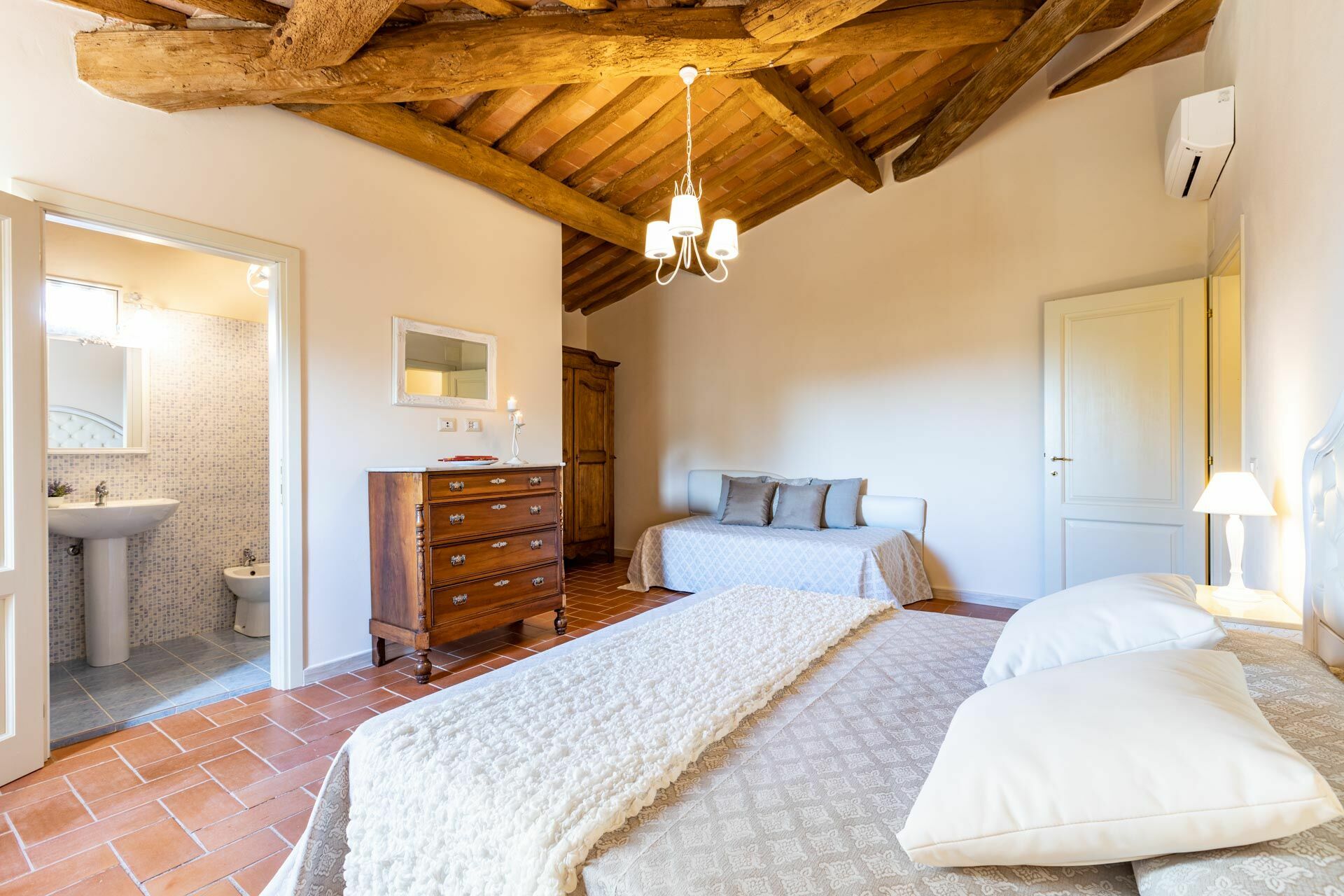 Villa Bonriposo badkamer in Legoli